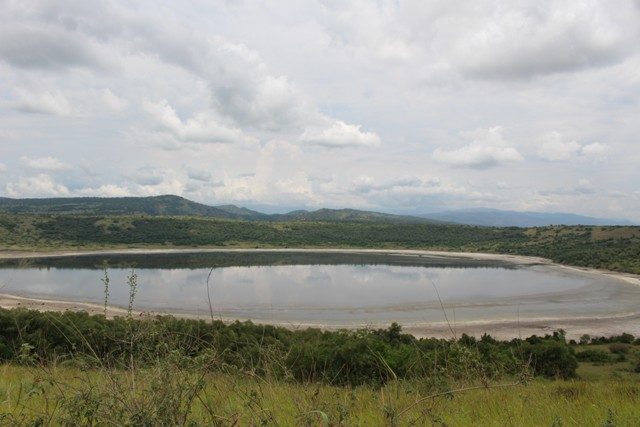 crater-lake-queen-elizabeth-prk